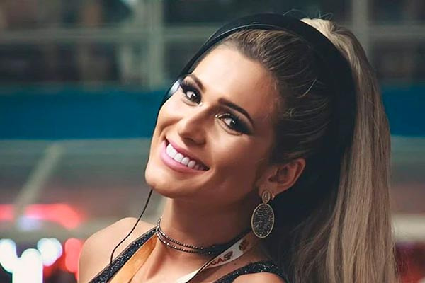 Livia Andrade aparece maquiada e de cabelo preso em foto