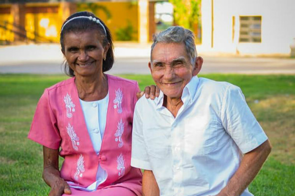 Aos 80 anos, idoso posa ao lado da esposa