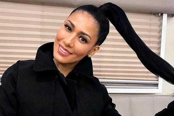 Simaria posa de cabelo preso e maquiada