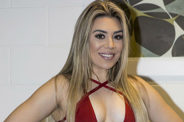 Naiara Azevedo surgiu com decote e meia arrastão