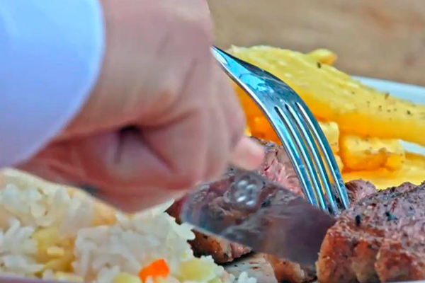 Arroz colorido e picanha com farofa de banana do Roberto