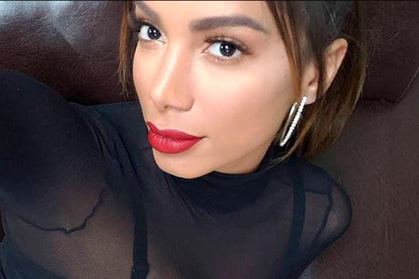Anitta posa de batom vermelho