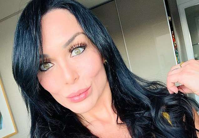 Em clima de fazenda, Rhenata Schmidt filosofa, mas fãs se impressionam é com cintura fina