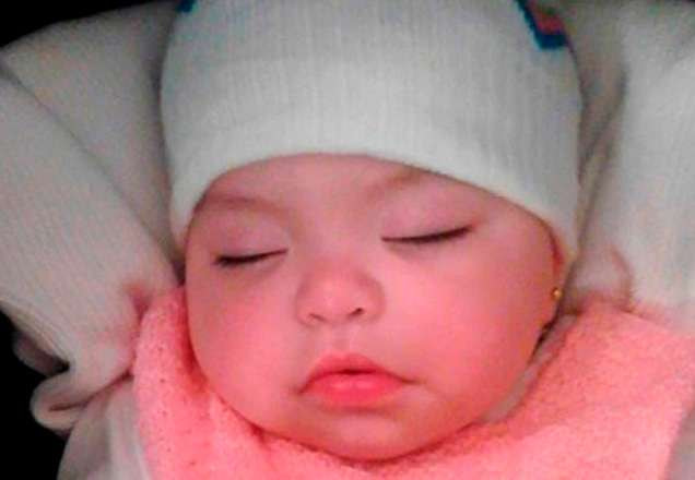 Casal gay adora bebê com HIV que foi rejeitado por dez famílias