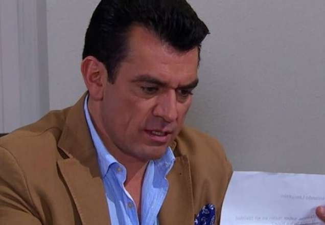 Fernando le, revoltado, uma carta que segura nas mãos /Foto: SBT