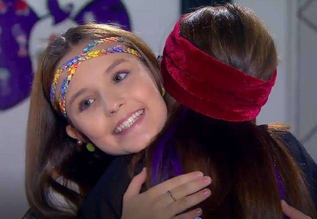 Manu e Isabela se abraçando