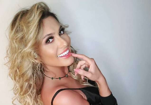 Lívia Andrade com o dedinho na boca