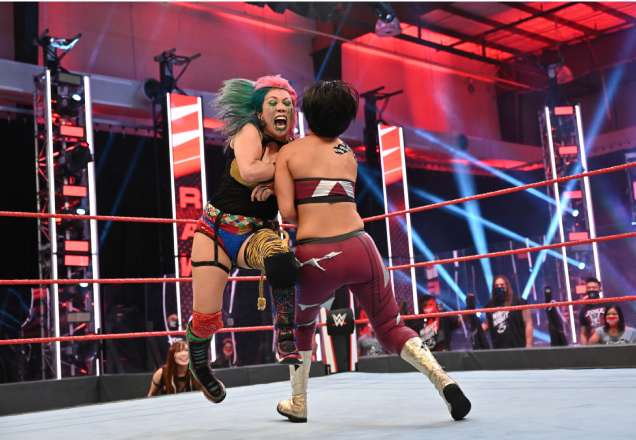 RAW Women`s Champion Asuka enfrenta a SmackDown Women`s Champion Bayley