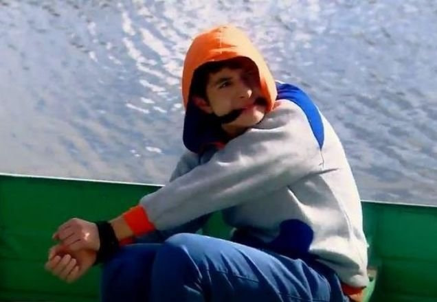 Matheus amarrado no barco