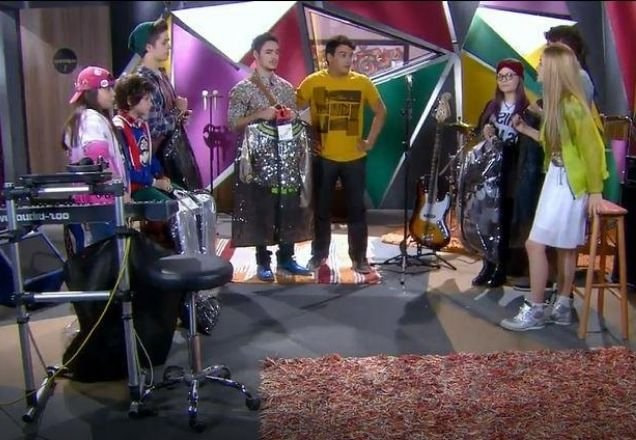 Priscila olhando o seu figurino junto a banda