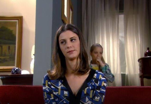 Safira esperando Priscila para conversar