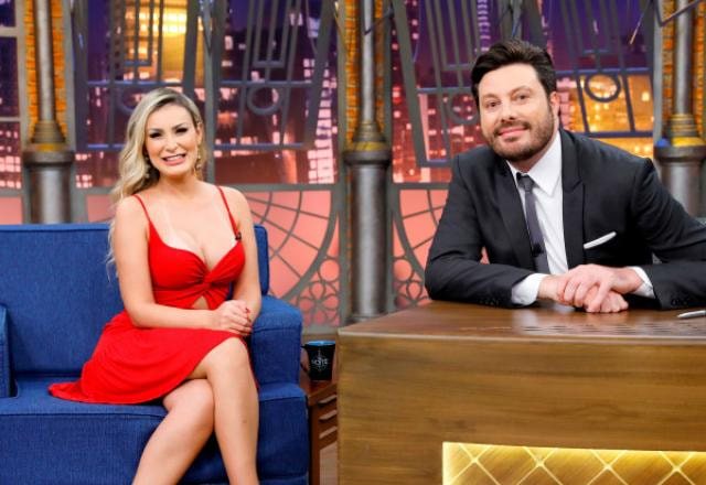 Da esquerda para a direita, Andressa Urach posa ao lado de Danilo Gentili no palco do The Noite.