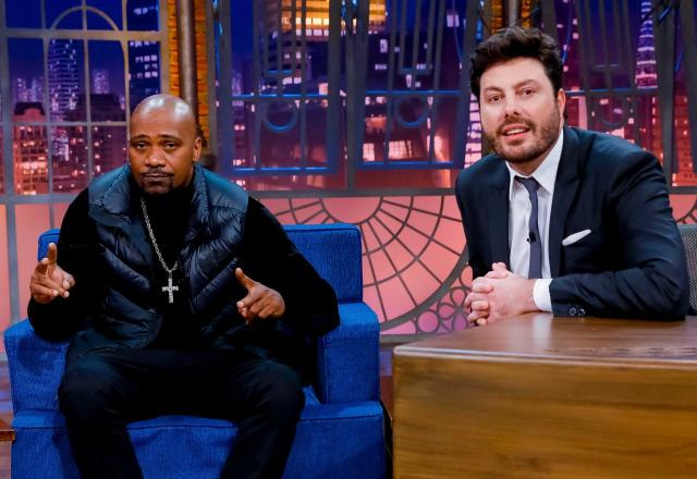 MV Bill posa ao lado de Danilo Gentili