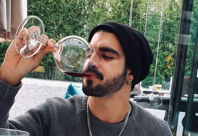 Caio Castro prova carne banhada a ouro