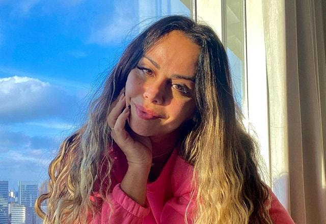 Viviane Araújo posa olhando para a câmera