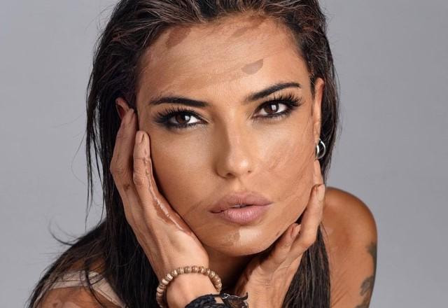 Mari Cielo Pajares posa pintada com vários tons de marrom