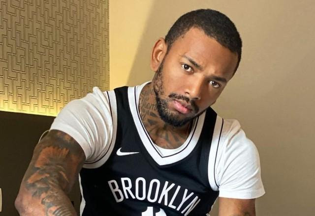 Nego do Borel sentado em um quarto