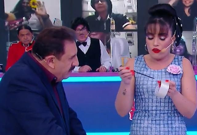 O apresentador Ratinho e Milene Pavorô no palco do programa