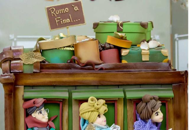 Bolo decorativo do Bake Off Brasil com informativo de rumo à final