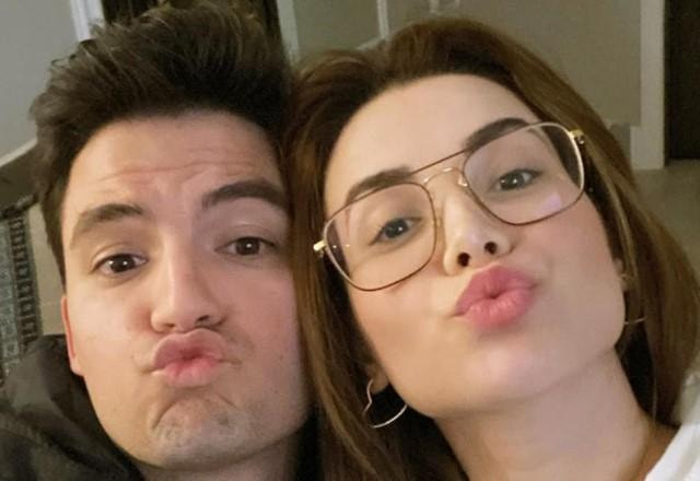 Felipe Neto e Bruna Gomes tiram selfie juntos fazendo biquinho