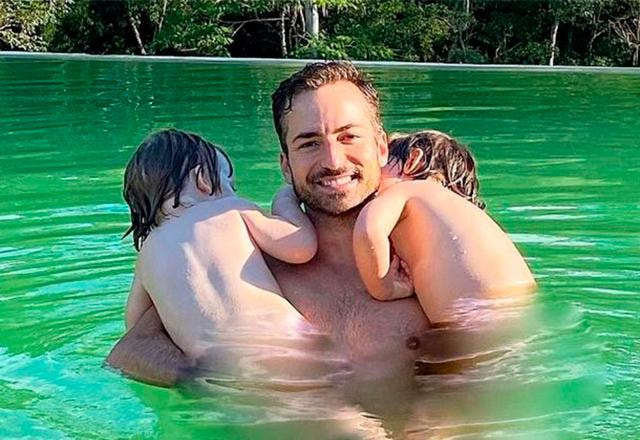 thales com os gêmeos no colo