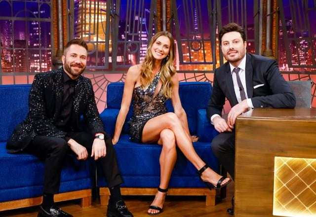Lucas Anderi, Renata Kuerten e Danilo Gentili posam para foto no palco.