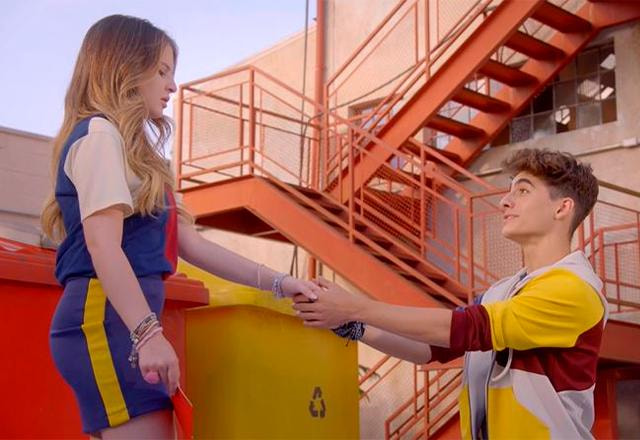 éric se ajoelha na frente de poliana