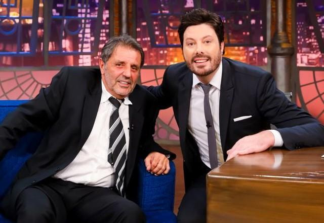 Delegado Nico e Danilo Gentili posam para foto no palco.