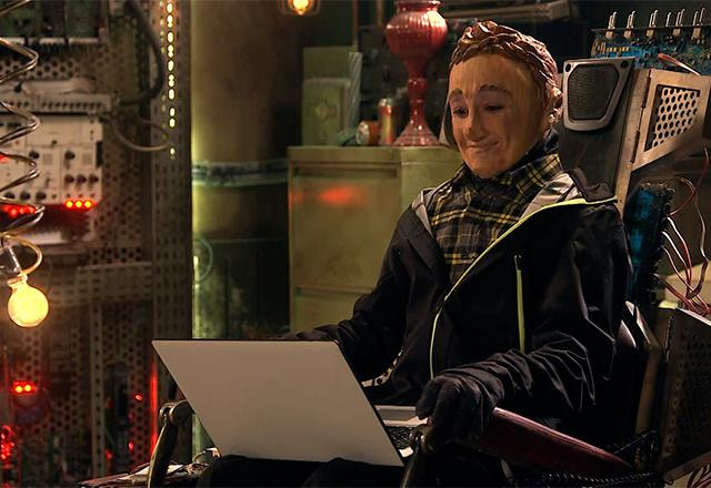 pinóquio mexendo em um notebook