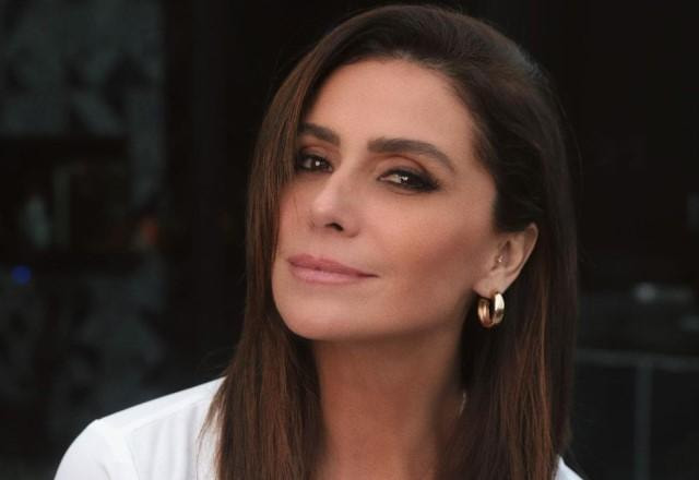 Giovanna Antonelli posa sorrindo e usando camisa branca