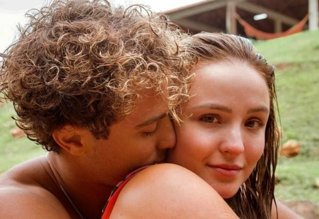 Larissa Manoela abraçada por Andre Frambach, que está dando um beijo na bochecha da atriz