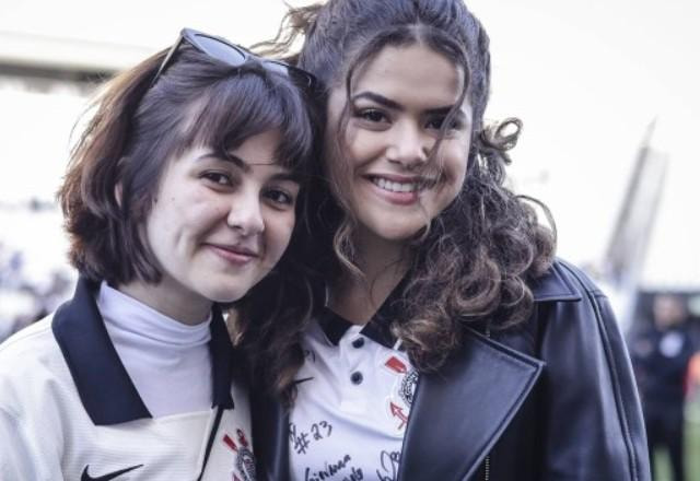 Klara Castanho e Maisa posam juntas para foto,