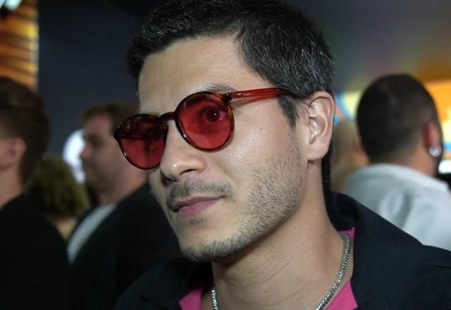 Arthur Aguiar durante prêmio Multishow 2022