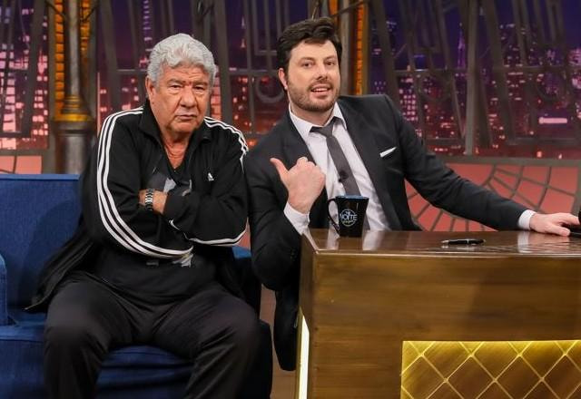 Danilo Gentili e Joel Santana posam juntos para foto.