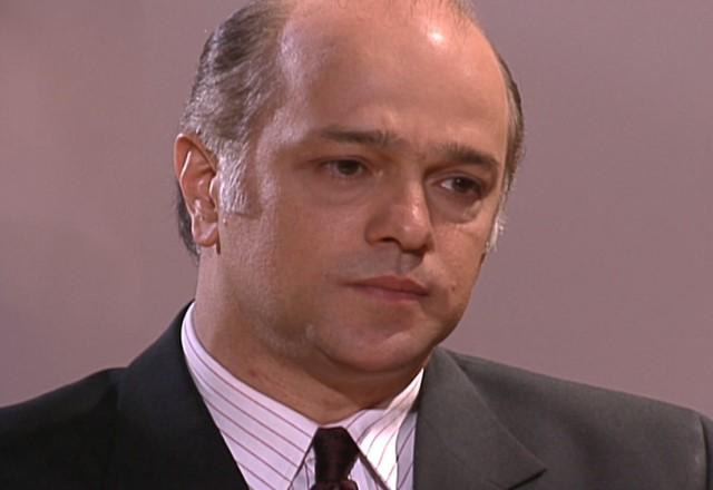 O advogado decide romper definitivamente com a ex-secretária... mas, na prática, não será tão fácil assim