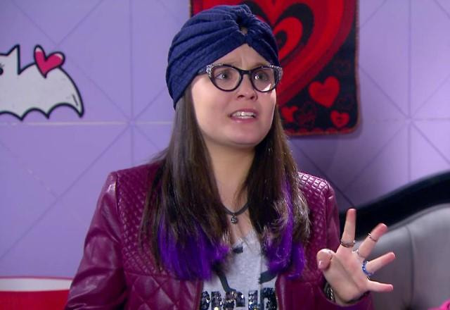 Manu com expressão de desespero