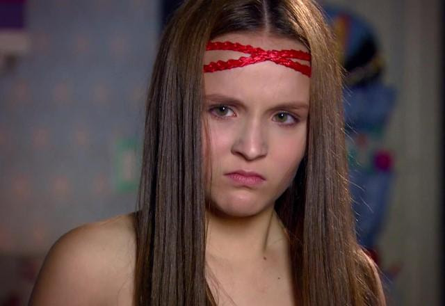 Isabela com expressão de revoltada e com raiva