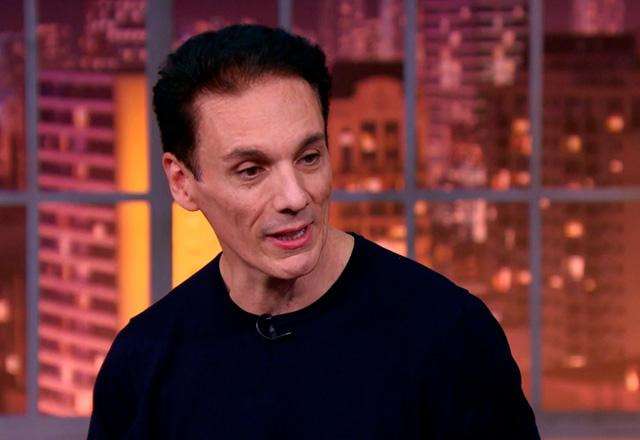 Diretor do filme Tração durante o The Noite.