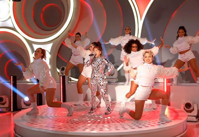 Alice de apenas 11 anos cantando no palco de Eliana.