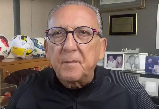 Galvão Bueno tira selfie com expressão séria