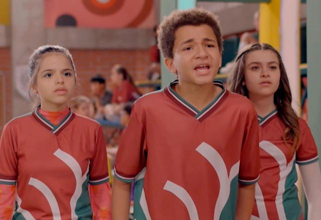 téo com cara de irritado, julieta e lívia logo atrás dele