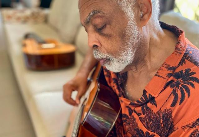 Gilberto Gil tocando violão