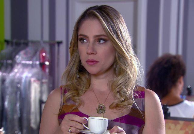 Rebeca Agnes com expressão de desconfiada