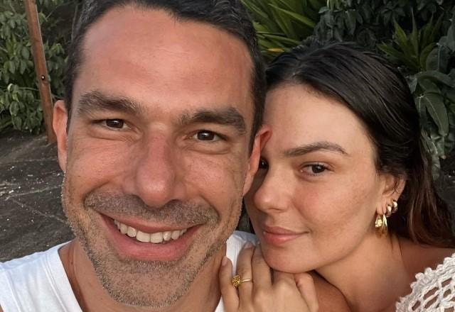 Isis Valverde posa abraçada com Marcus Buaiz