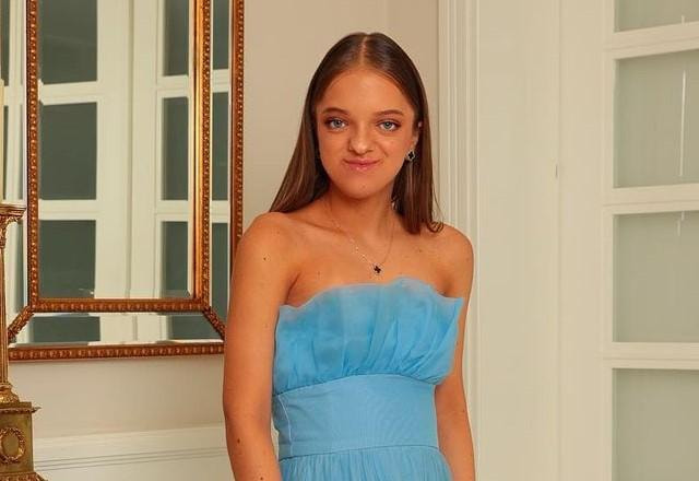 Rafaella Justus posa de vestido azul