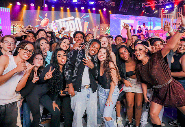 Vulgo FK e Helen Ganzarolli no palco do É Tudo Nosso