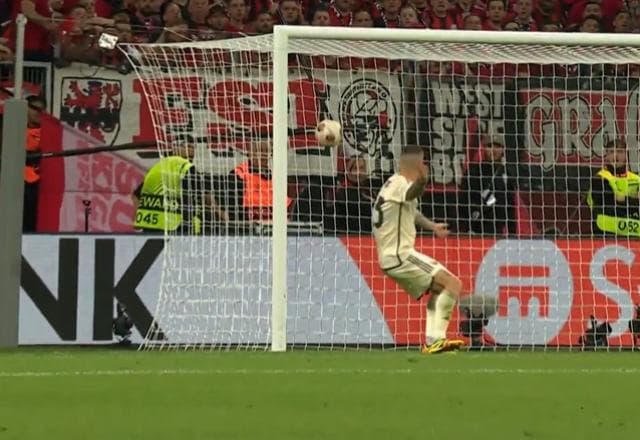 Gol contra! Mancini desvia para próprio gol e marca para o Bayer Leverkusen