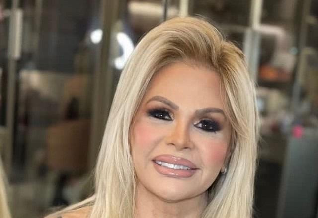 Monique Evans posa para foto