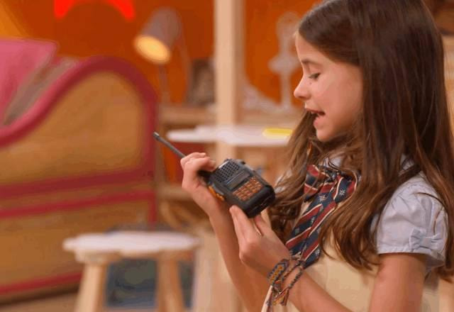 Anna mostrando o rádio para suas amigas