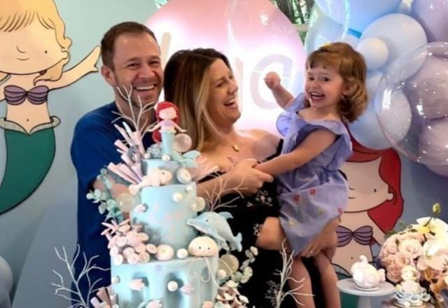 Foto de Tiago Leifert junto a esposa Daiana Garbin na festa de aniversário de quatro anos da filha Lua